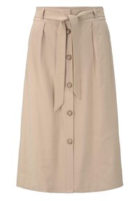 Jupe beige longueur genou avec boutons devant et ceinture assortie en tissu nouée à la taille, avec des plis à l'avant.
