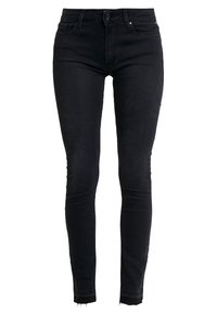 Mustat kapeat farkut, joissa on napituksia, viisi taskua ja revitty helma. Valmistettu sileästä denimmateriaalista. Klassinen istuva malli.