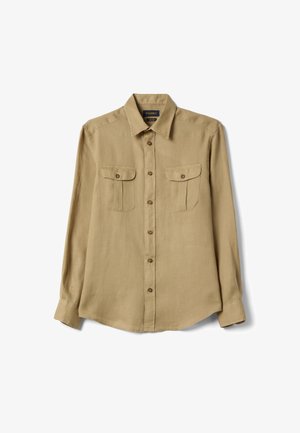 Camisa beige de manga larga con botones, dos bolsillos en el pecho con cierre de botón y cuello clásico.