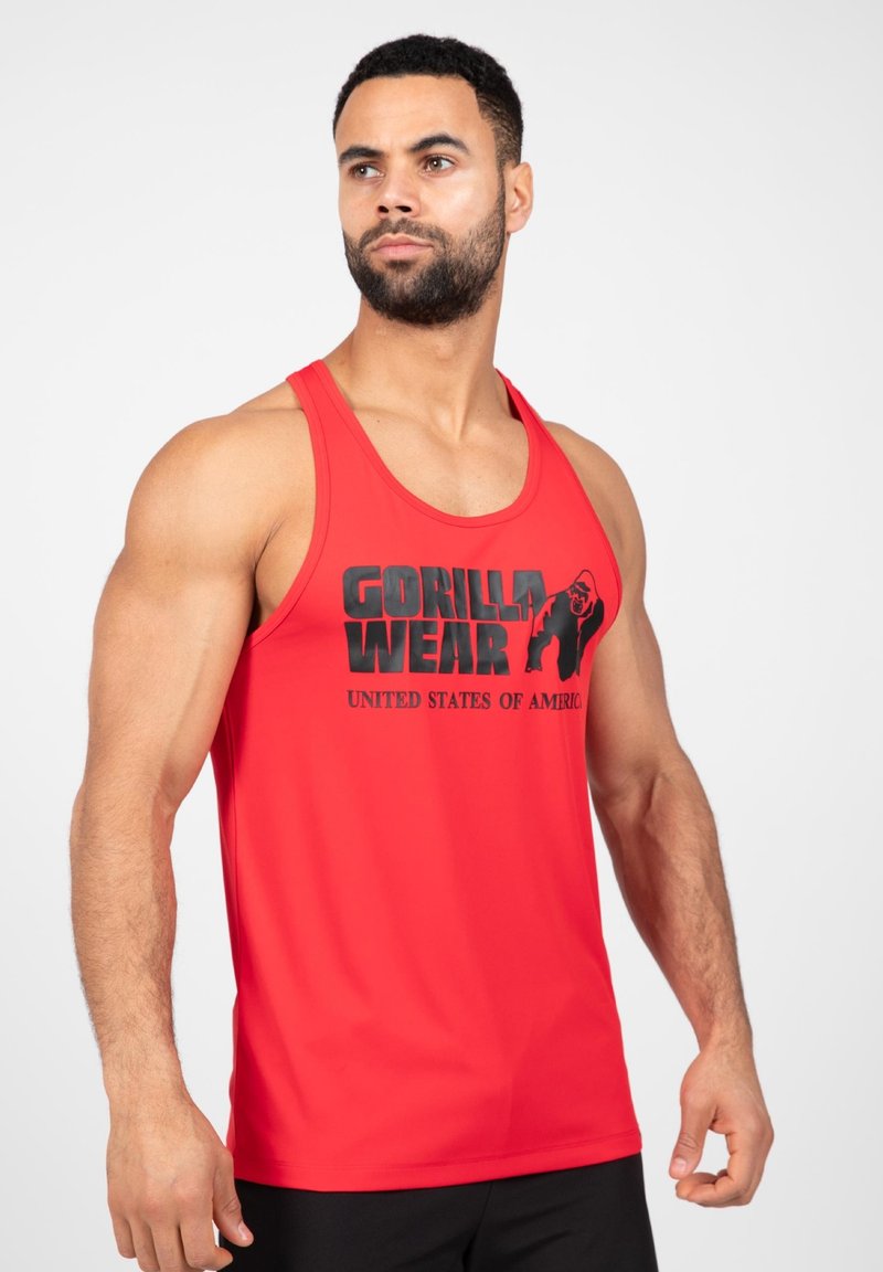 Rode mouwloze tanktop met zwarte "GORILLA WEAR" graphic en tekst "UNITED STATES OF AMERICA". Gemaakt van glad, rekbaar stof.
