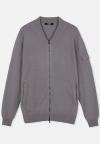 Grå zip-up kofta gjord av mjukt material, med ribbade ärmmuddar, två sidofickor och en liten ärmficka för extra detalj.