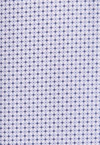 Tissu blanc avec un motif répétitif de petits losanges bleus, chacun contenant un groupe de quatre points au centre.