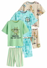 Sada dětských pyžam, která obsahuje zelené tričko s krátkým rukávem, světle modré šortky s tie-dye vzorem a béžové šortky s potiskem.