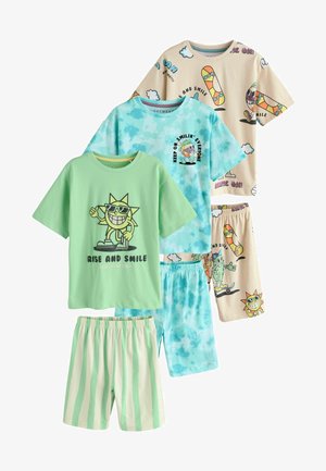 Setti lasten pyjamiit, jotka sisältävät vihreän lyhythihaisen paidan, vaaleansiniset tainnutetut shortsit ja beigeet printtikuvioiset shortsit.