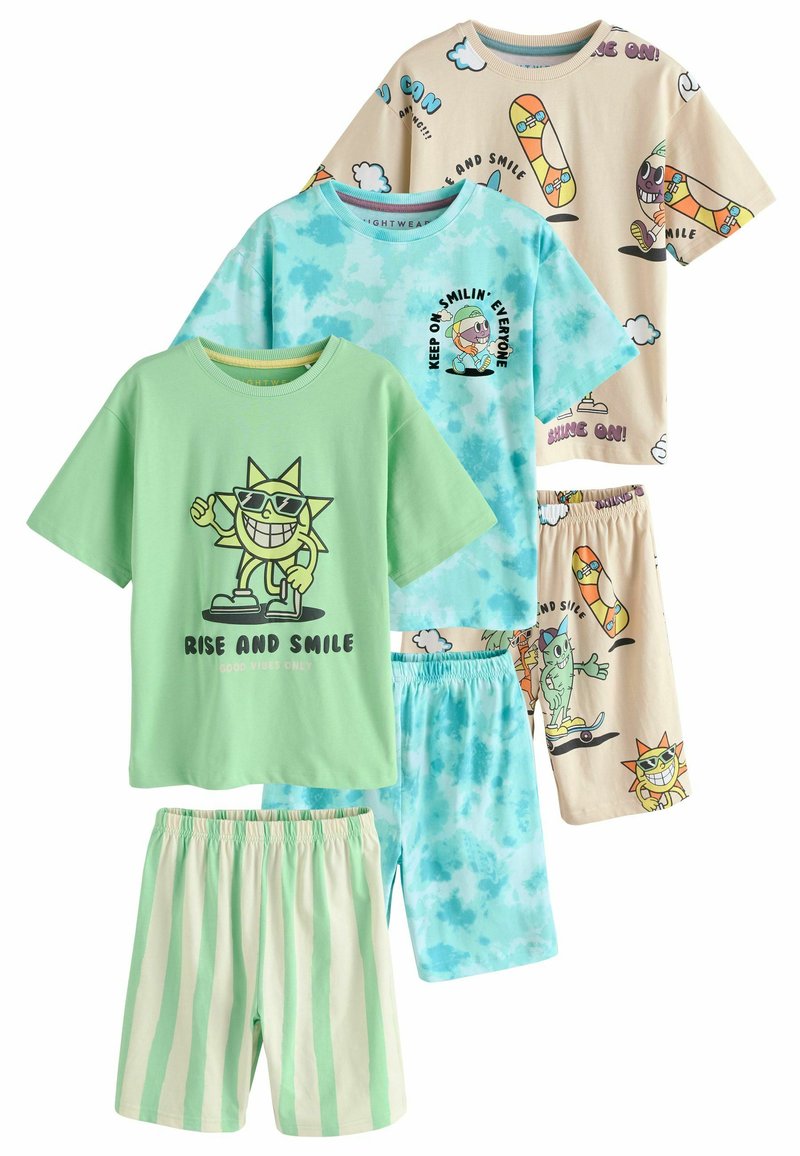 Sada dětských pyžam, která obsahuje zelené tričko s krátkým rukávem, světle modré šortky s tie-dye vzorem a béžové šortky s potiskem.