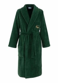 Accappatoio di cotone verde con una texture morbida. Presenta un colletto a scialle, una cintura da annodare e una tasca frontale con un accento del logo Lacoste dorato.