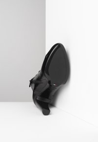 NeroGiardini Kotníková obuv na vysokém podpatku - black