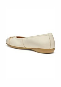 Bailarina de cuero beige con punta redondeada, costuras sutiles y un pequeño acento dorado cerca de la abertura. Diseño de suela suave.