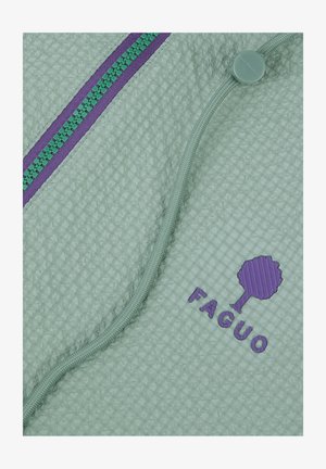 Lichtgroene gestructureerde stof met paarskleurige ritssluiting en logo met een boom en de tekst "FAGUO", plus een groen trekkoord met een plastic stopper.