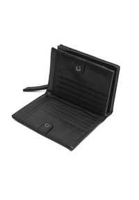 Juodas odinis piniginė su kompaktišku dizainu, keliais kortelių laikikliais, lipuku užsegimu ir tekstūruotu paviršiumi. Atvira peržiūra, rodanti vidų.