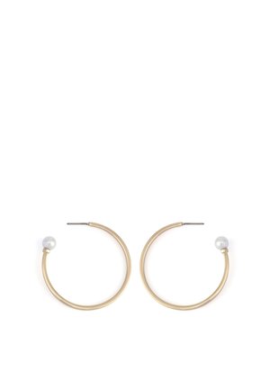 Pendientes de aro tono dorado con un acabado liso y un detalle de perla única en cada aro. Diseño minimalista con una forma elegante.