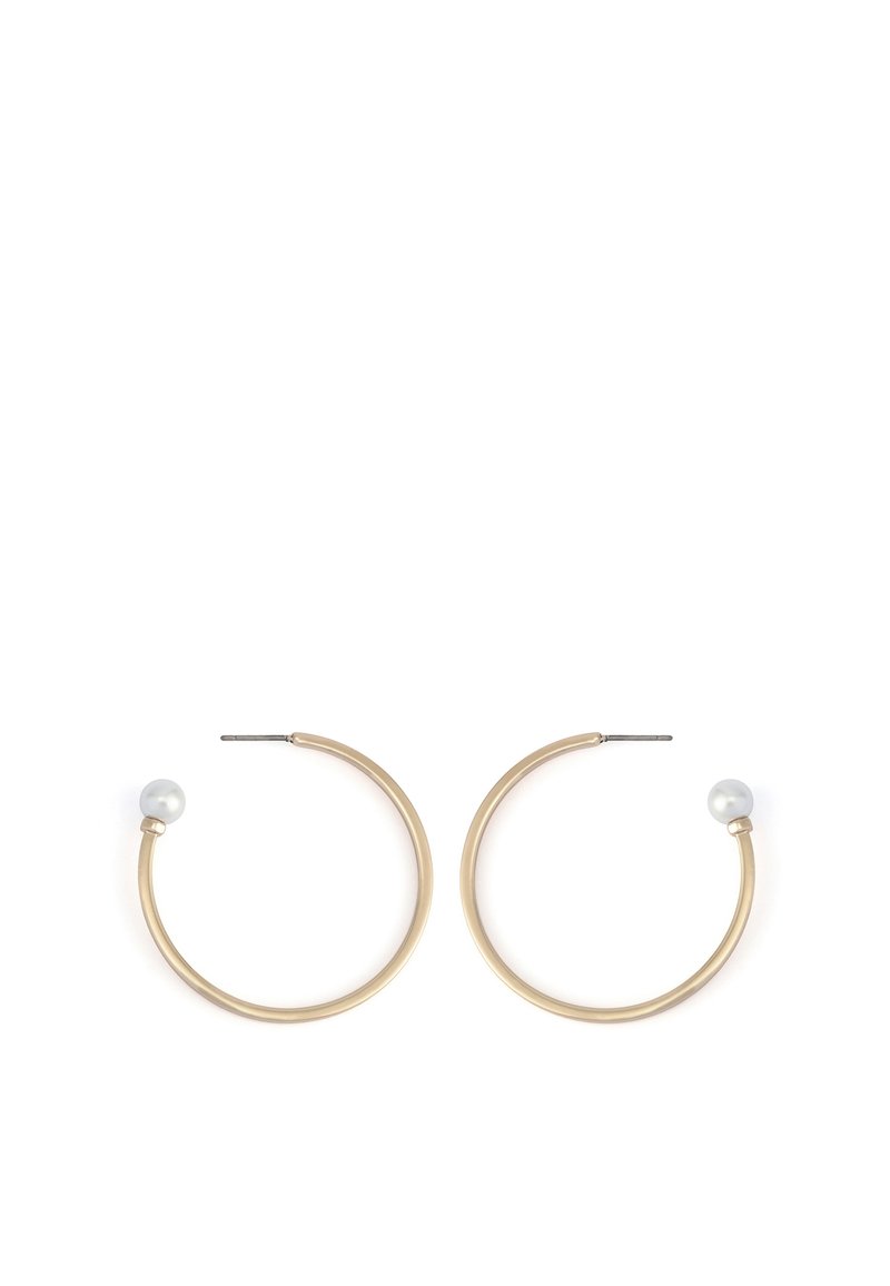 Boucles d'oreilles créoles dorées avec une finition lisse et un accent de perle unique sur chaque créole. Design minimaliste avec une forme élégante.