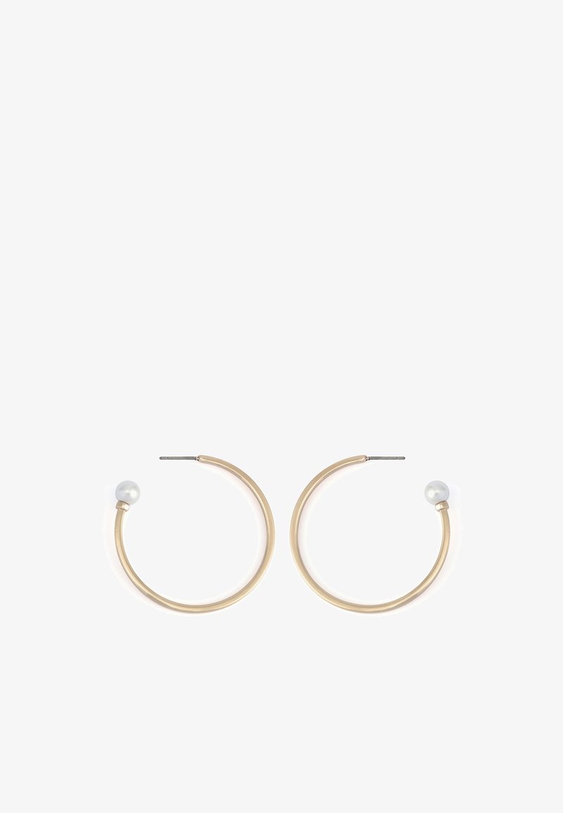 Boucles d'oreilles créoles dorées avec une finition lisse et un accent de perle unique sur chaque créole. Design minimaliste avec une forme élégante.