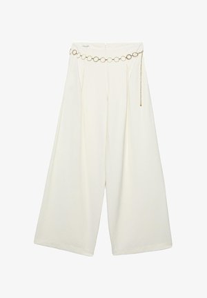 Pantalon blanc à jambes larges, taille haute, avec une ceinture décorative en chaîne dorée composée de maillons circulaires et un détail de chaîne prolongée.