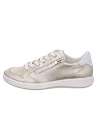 Metallieke gouden sneaker met een gestructureerd oppervlak, witte veters en accentritsdetails aan de zijkant. Rubberen zool, laag uitgesneden ontwerp.