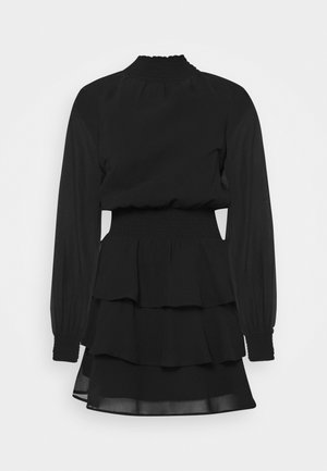 Schwarzes Langarmkleid mit hohem gesmoktem Kragen, gesmokter Taille und mehrlagigem Volantsaum am Rock.