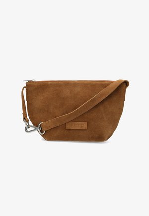 Pochette en daim marron avec fermeture éclair, bandoulière ajustable, quincaillerie argentée et petite étiquette en cuir. Texture lisse avec un design simple.