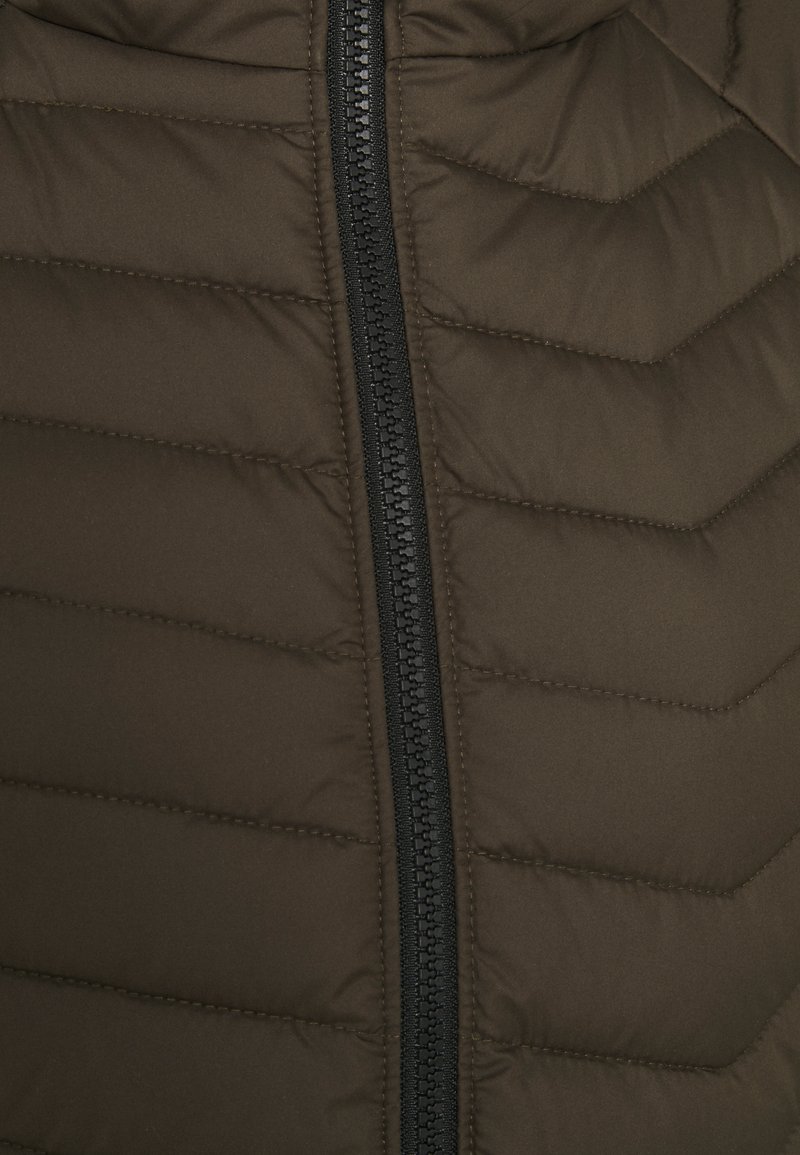 Doudoune marron foncé avec un design matelassé, dotée d'une fermeture éclair verticale noire à l'avant. Le matériau semble lisse et légèrement brillant.