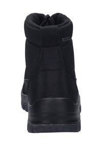 Botín de invierno negro con un collar acolchado, material sintético suave, suela de goma y una lengüeta trasera para facilitar el calzado. Cuenta con cierre de cremallera.