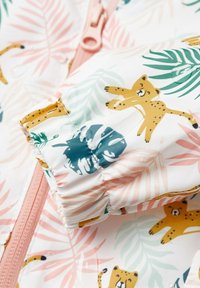 Badjacka i lätt, vitt tyg med färgglada leopard- och bladtryck. Inkluderar en rosa dragkedja och ärmslut med rynkning.