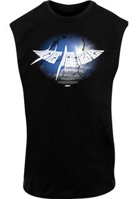 Maglietta senza maniche in cotone nera con una stampa grafica di un cielo blu screpolato e il testo bianco "Higher Than Heaven" con un design di accento.