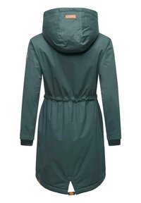 Zeleni vodootporni parka sa kapuljačom, strukom na vezivanje i rebrastim manžetama. Ima blago zakrivljen rub i detalj s petljom na leđima.
