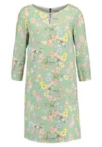 Blommönstrad klänning i ljusgrön med trekvartslånga ärmar, med rund halsringning och spetsdetaljer framtill.