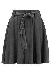 Grå denimkjol med veckad design, ett knytbälte i midjan och medellång längd. Tygtexturen verkar mjuk och slät.