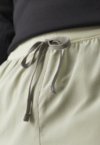 Nike Performance STRIDE - Kurze Sporthose - olive aura/dark stucco/silver