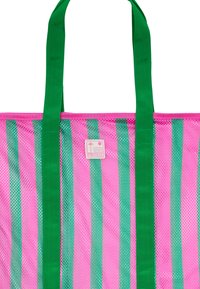 Mesh draagtas met een roze en groene gestreepte print. Groene, geweven handvatten. Voorzien van een klein "PROTEST" logo-label nabij de bovenkant.