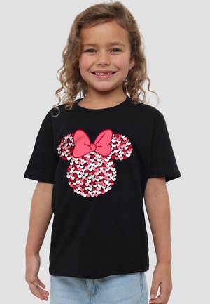Schwarzes T-Shirt mit kurzen Ärmeln, das ein herzgemustertes Minnie-Maus-Design mit einer pinken Schleife auf der Brust zeigt. Lässige Passform, aus Baumwollmaterial.