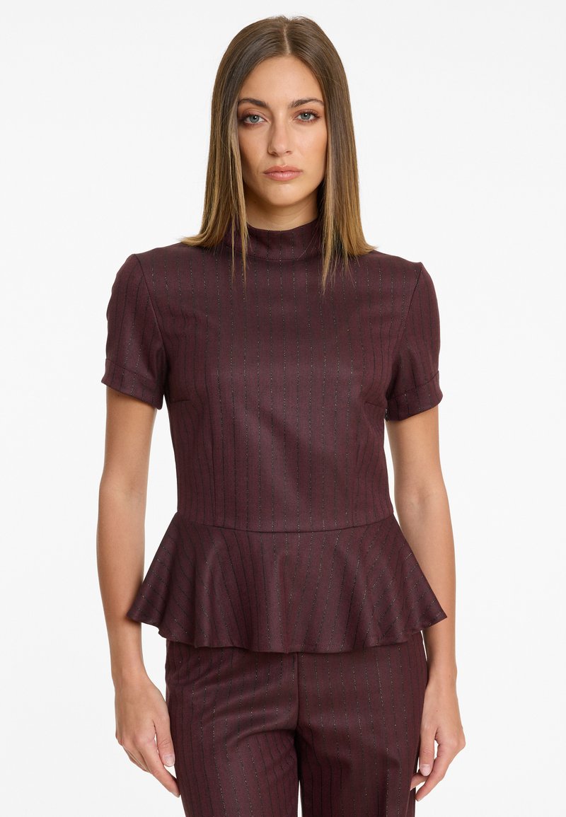 Burgunderfarbener Peplum-Top mit kurzen Ärmeln, hohem Ausschnitt und vertikalen Streifen aus einem subtilen metalischen Faden. Sanfte Textur.