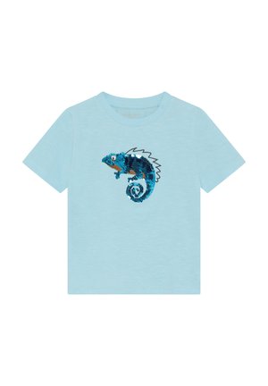 Camiseta de algodón azul claro con diseño central de un camaleón de lentejuelas en azul y verde azulado. Manga corta con cuello redondo.