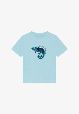 T-shirt en coton bleu clair avec un design central de caméléon en sequins bleus et turquoise. Manches courtes avec un col rond.