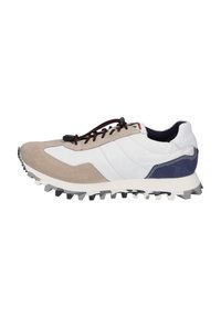 Buty sportowe z beżowym zamszem i białą skórzaną cholewką, ciemnoniebieskimi akcentami, brązowymi sznurowadłami oraz teksturowaną czarno-białą podeszwą.