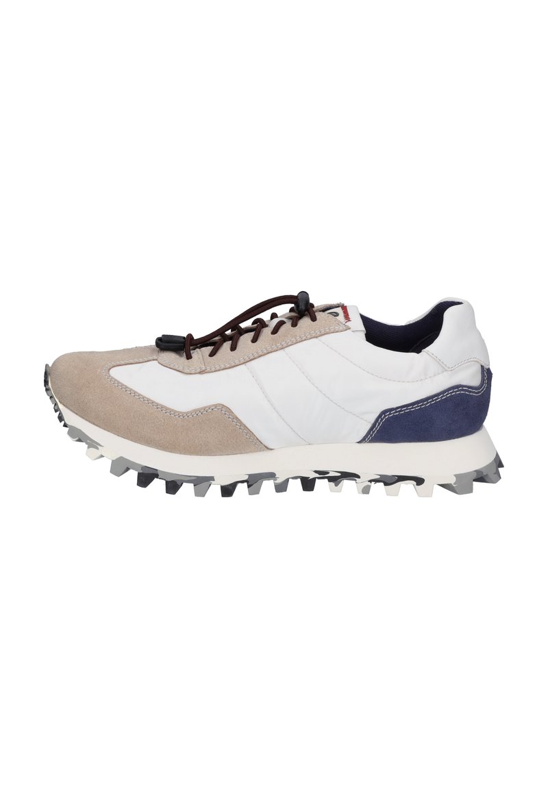 Buty sportowe z beżowym zamszem i białą skórzaną cholewką, ciemnoniebieskimi akcentami, brązowymi sznurowadłami oraz teksturowaną czarno-białą podeszwą.