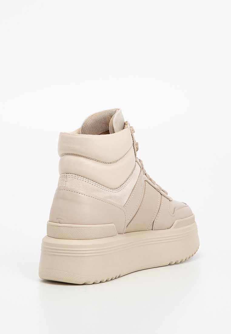 Beige High-Top-Sneaker mit dicker Plattformsohle, gepolstertem Kragen, Netzfutter und Schnürung, von der Rückansicht gezeigt.