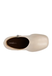Stivaletto in pelle beige con punta quadrata, cerniera superiore e interno scuro con il nome del marchio "wojas".