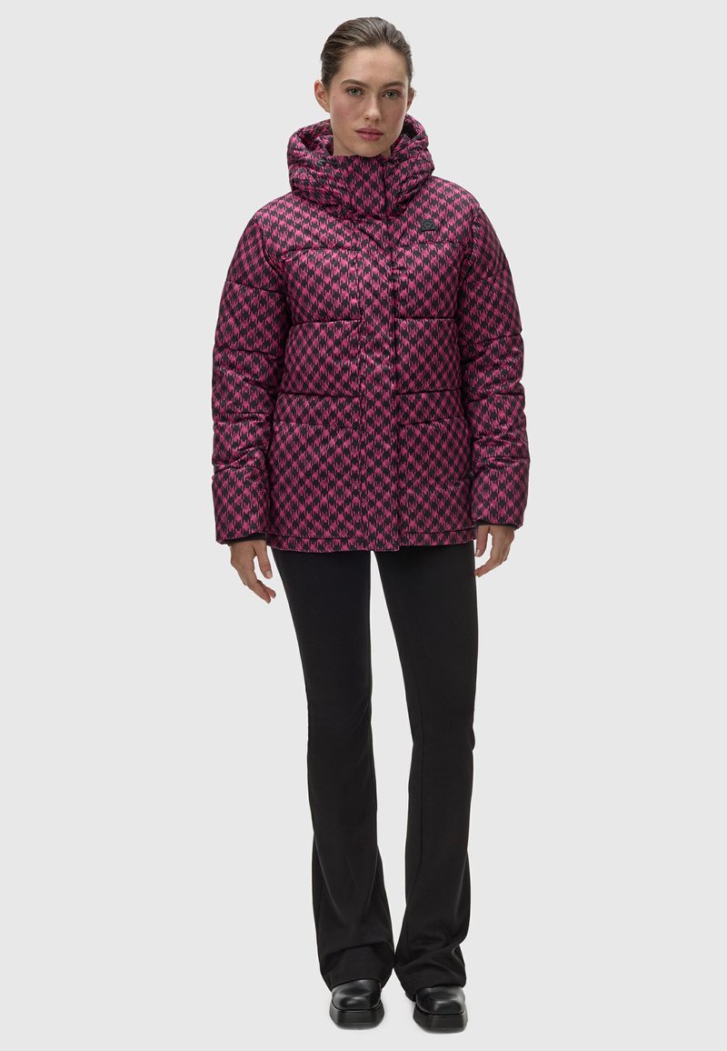 Puffjacka i rosa och svart geometriskt mönster med hög krage och huva. Designad med horisontella quiltade paneler och två sidofickor.