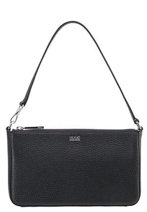 Schwarze, genarbte Leder-Handtasche in rechteckiger Form mit einem einzelnen Schulterriemen und silbernem Reißverschluss, vorne mit kleinem metallischem Hugo Boss-Logo.