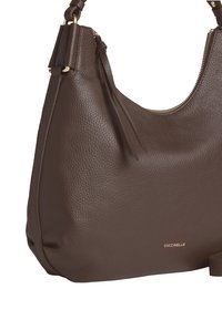 Borsa a spalla in pelle marrone con finitura testurizzata, accenti in metallo dorato e chiusura con zip. Presenta una forma curva e una tracolla regolabile.