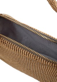 Borsa in tessuto dorato con trama, caratterizzata da una chiusura con cerniera e una fodera liscia grigia. L'esterno presenta un motivo intrecciato con accenti lucenti.