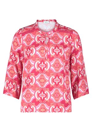 Bluzka w wzory z okrągłym dekoltem i rękawami o długości trzech ćwiartek. Dominujące kolory to różowy i koralowy w geometryczne wzory. Miękka tkanina.