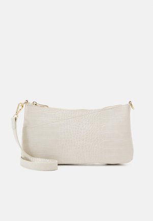 Biała kopertówka o fakturze krokodylej z gładkim wykończeniem, zamknięciem na zamek i odpinanym paskiem. Charakteryzuje się minimalistycznym designem i złotymi detalami.