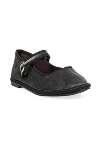 Zapato Mary Jane de terciopelo negro con correa segura y hebilla lateral. Punta redondeada, bordes cosidos y suave forro interno. Suela de goma de perfil bajo.