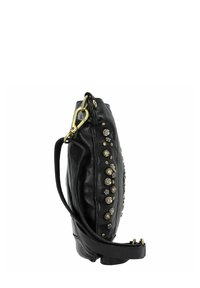 Borsa a mano in pelle nera con borchie e decorazioni in gemme. Presenta una tracolla staccabile e una forma arrotondata con superficie texture.