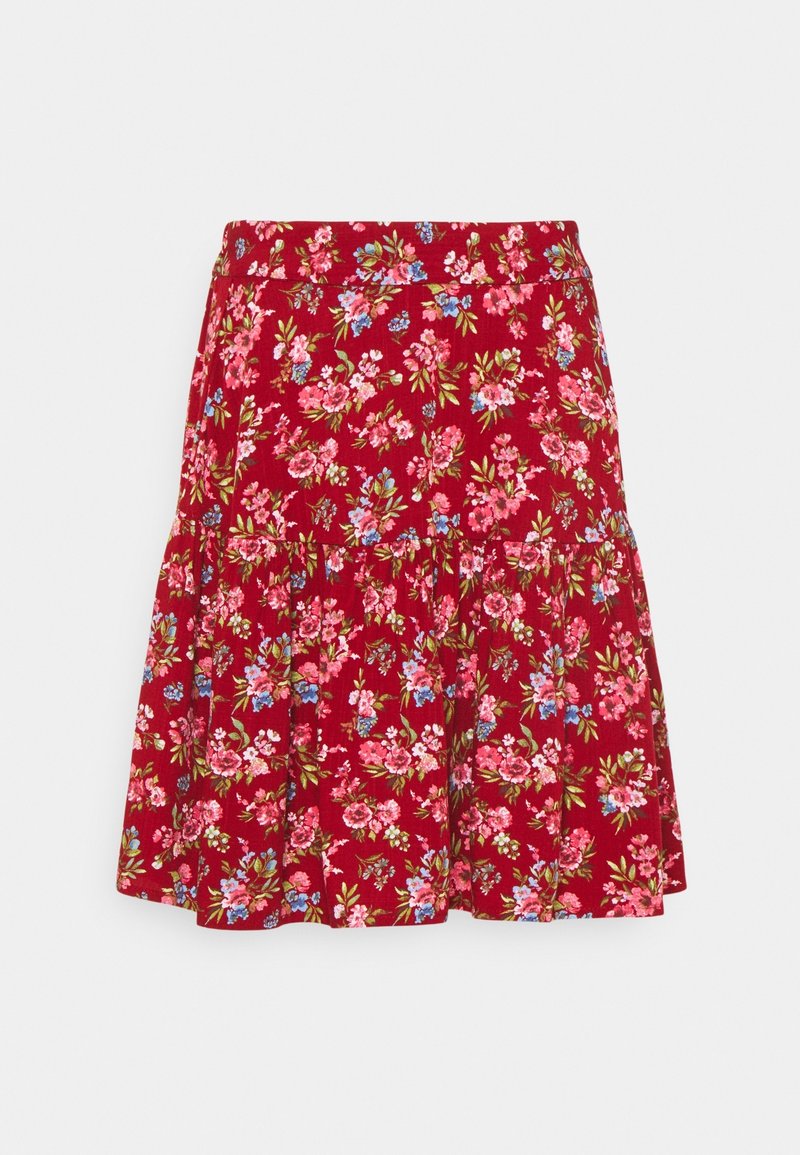 Jupe fleurie rouge à design en étages, ornée de fleurs roses et bleues sur un tissu texturé. La ceinture est élastique pour plus de confort.