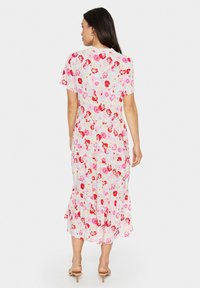 Vestido midi floral de tela ligera con mangas cortas. Presenta un patrón floral en tonos rosa y rojo, diseño de falda en capas y un suave fondo en tonos pastel.