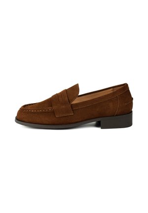 Braune Wildleder-Slipper mit runder Zehenform, dekorativem Riemen und niedrigem Blockabsatz; die glatte Textur und die klaren Linien prägen das Design.