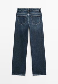 Jean bleu foncé à jambes droites vu de dos avec deux poches et coutures visibles sur fond blanc.